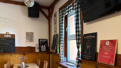 FOTO: Pohled na zajímavé závěsy, které zdobí vnitřní prostory hospůdky.