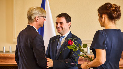 FOTO: Jiří Strach obdržel cenu a růži.