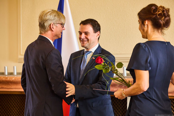 FOTO: Jiří Strach obdržel cenu a růži. – stránka 2