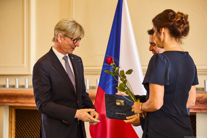 FOTO: Režisér Jiří Strach při predávání cen Gratias Agit. – stránka 1
