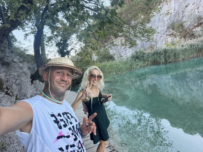 FOTO: Pár společně chystá pořad "Letem světem s Luckou a Sámerem". – stránka 8