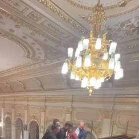 Lidé z galerie odejít nechtěli.