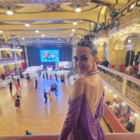 Monika oblékla šaty z dílny Kateřiny Šmejkalové, nové dvorní návrhářky televizního projektu StarDance. 