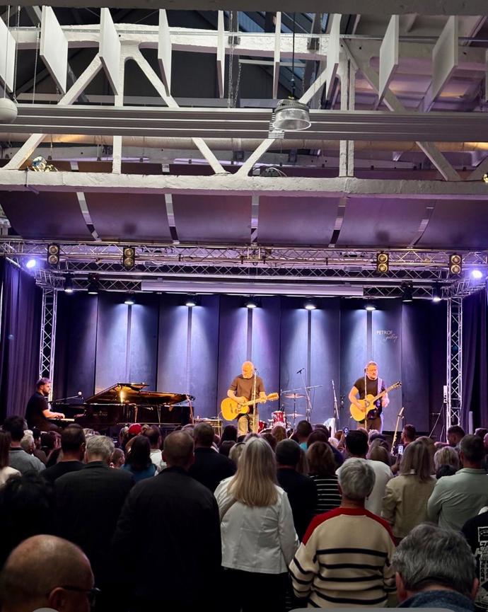 FOTO: Koncert přilákal řadu příznivců senátní kandidátky. – stránka 6