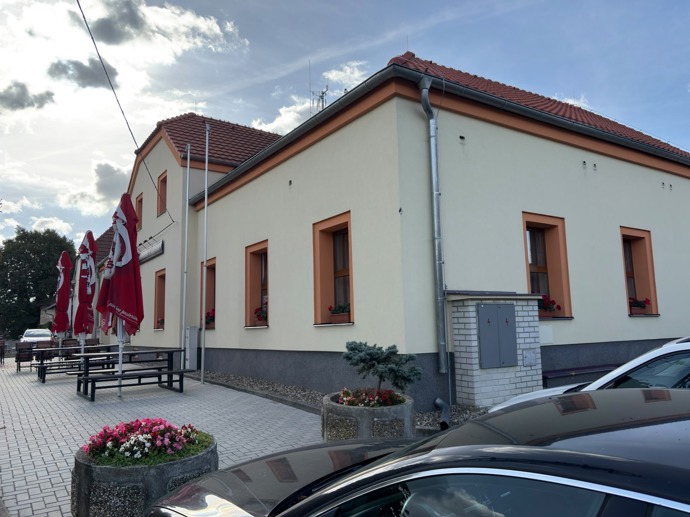 FOTO: Pohled na hospůdku U Kaštanu v Jenčicích, jejíž tým prověřila návštěva nekompromisního "šéfa" Zdeňka Pohlreicha. – stránka 59