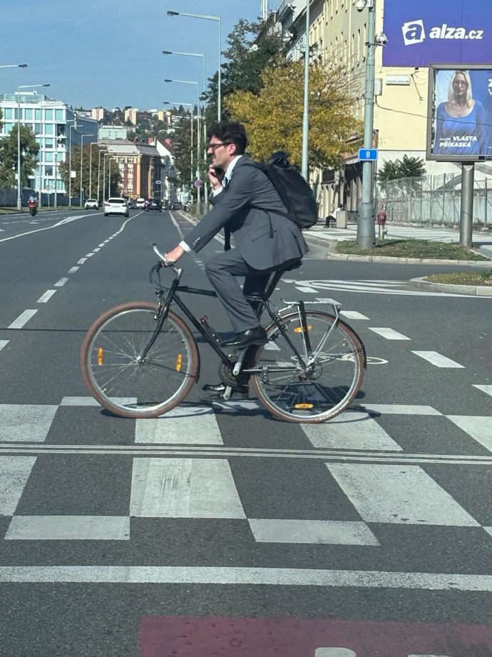 FOTO: Adam Scheinherr telefonuje a jede na kole přes přechod. – stránka 6