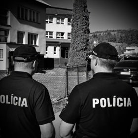 Policie případ vyšetřuje jako obzvlášť závažný zločin úkladné vraždy.