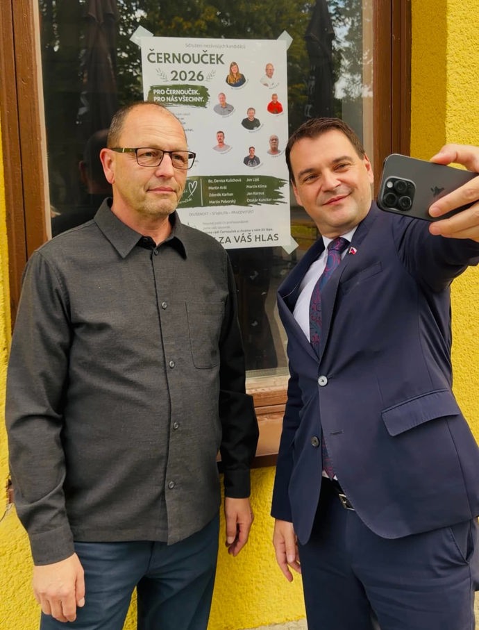FOTO: Petr Macinka navštívil Černouček, kde si popovídal s místními. – stránka 2