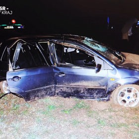 Automobil, ve kterém cestovali čtyři mladíci, byl po nehodě značně poničený.
