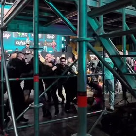 Ochranka od sebe musela zápasníky odtrhávat.