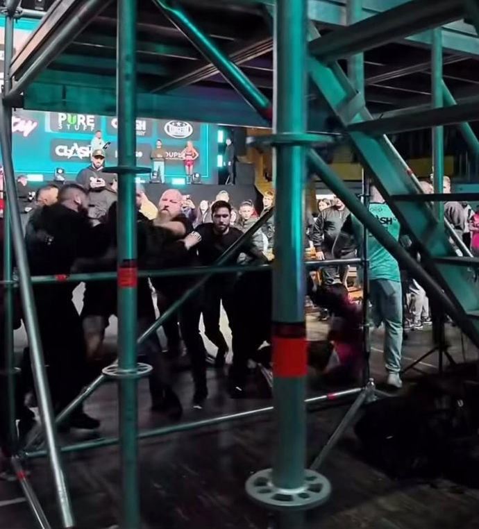 FOTO: Ochranka od sebe musela zápasníky odtrhávat.
