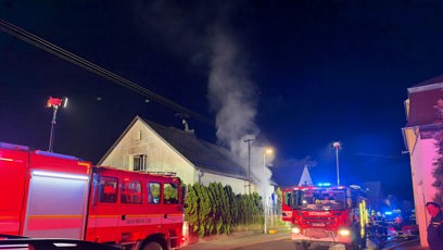 FOTO: U požáru rodinného domu ve Velké Hleďsebi na Chebsku zasahovalo osm jednotek hasičů.