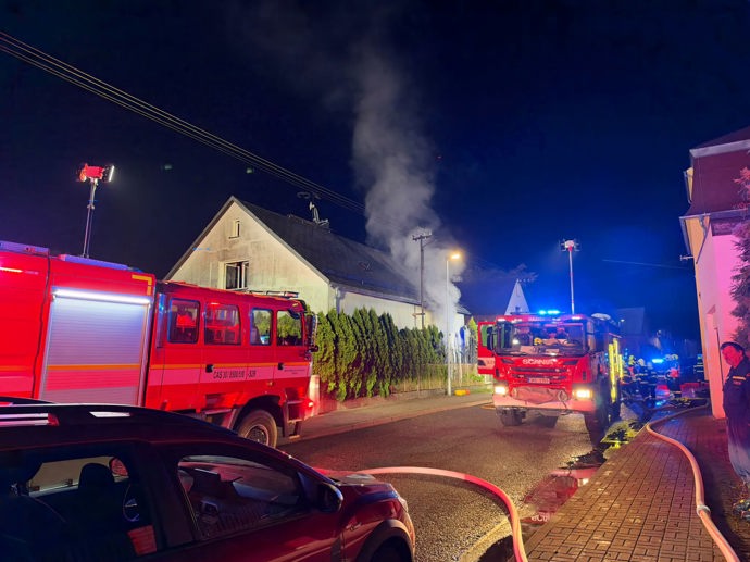 FOTO: U požáru rodinného domu ve Velké Hleďsebi na Chebsku zasahovalo osm jednotek hasičů.
