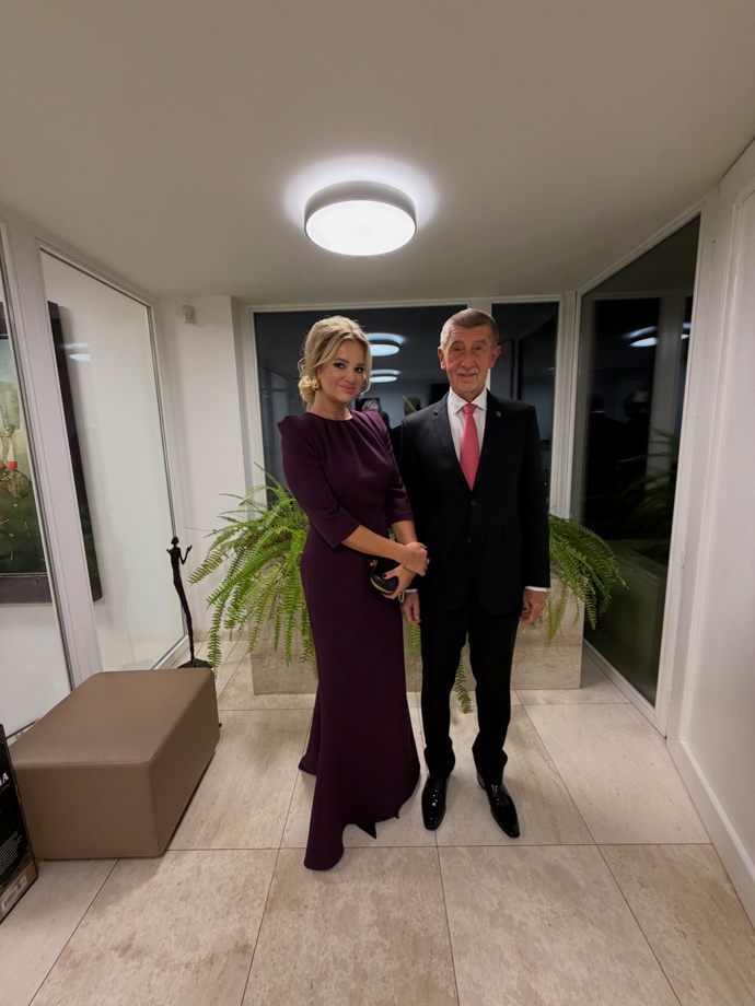 FOTO: Premiér Andrej Babiš po boku Moniky. – stránka 12