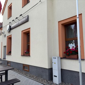 Hospůdka U kaštanu nabízí i venkovní posezení.