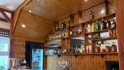 FOTO: Pohled na bar hospůdky, který je kompletně zasazen do dřevěného obložení.