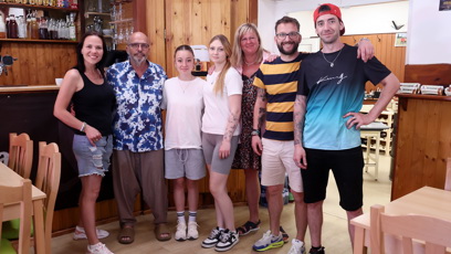 FOTO: Kuchaři a servírky v hospodě U Kaštanu.