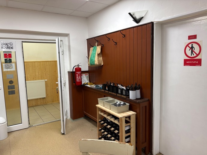 FOTO: Vstup do objektu hospůdky, kterým návštěvníci přicházejí do vnitřních prostor. – stránka 43