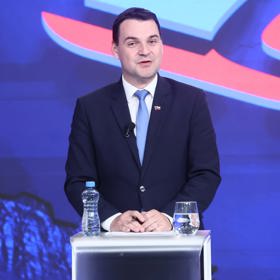 Ministr zahraničí a šéf Motoristů sobě Petr Macinka přirovnal spolupráci s Piráty ke spadnutí meteoritu.