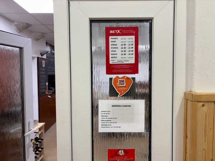 FOTO: Pohled na vyvěšenou otevírací dobu informující návštěvníky o krátkém provozu hospůdky. – stránka 42