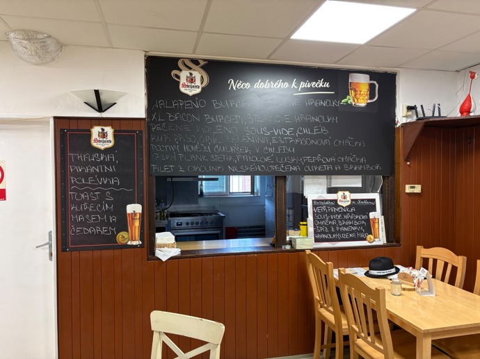 FOTO: Detail vyvěšené tabule s nabídkou specialit a menu pro návštěvníky. – stránka 40