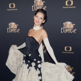 Herečka Sara Sandeva v modelu od návrhářky Kateřiny Šmejkalové první večer oslnila něžností a elegancí. Vůbec není znát, že šála je vlastně součástí celého modelu a nejen efektním doplňkem