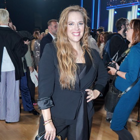 Petra Nesvačilová oblékla černý kalhotový kostýmek. Ortéza na pravé noze byla stále patrná. 