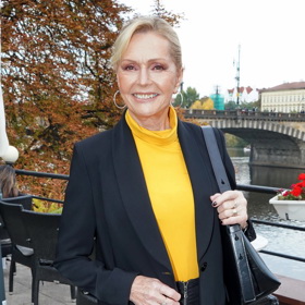 Helena Vondráčková podzim rozzářila žlutým rolákem pod černým sakem.