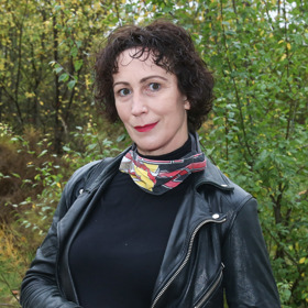 Černá od hlavy až k patě nemusí působit nudně. Kristýna Frejová sází na osvědčený kožený křivák a kalhoty, které doplňuje šátkem s výrazným vzorem. Právě doplňky dodávají jednoduchému outfitu osobitost.