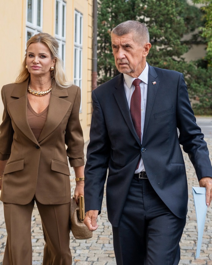 FOTO: Andrej Babiš dorazil k volbám s Monikou.