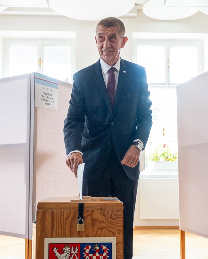 FOTO: Andrej Babiš odvolil v Průhonicích. – stránka 11