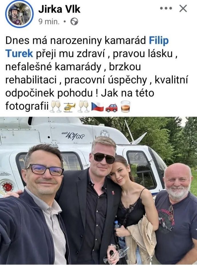 FOTO: Na fotografii stojí vedle Filipa Turka také neznámá mladá brunetka. – stránka 2
