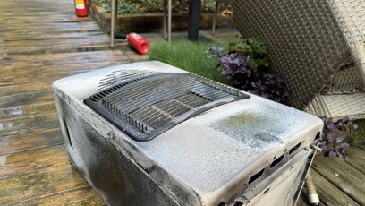 FOTO: V centru Prahy ve Vodičkově ulici vybuchla venkovní plynová kamna umístěna na terase a následně začala hořet.