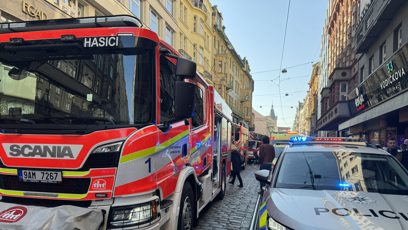 FOTO: V centru Prahy ve Vodičkově ulici vybuchla venkovní plynová kamna umístěna na terase a následně začala hořet.