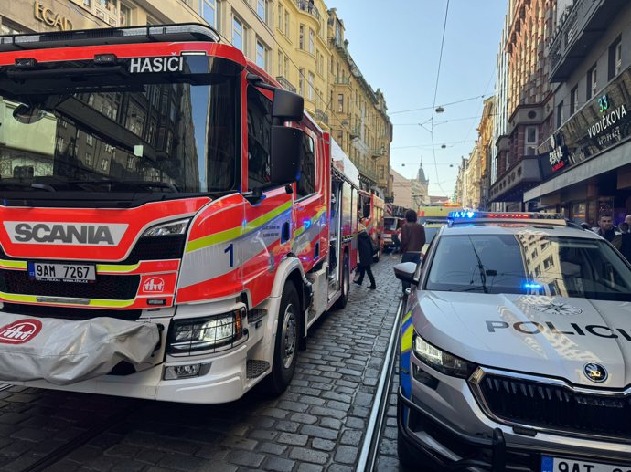 FOTO: V centru Prahy ve Vodičkově ulici vybuchla venkovní plynová kamna umístěna na terase a následně začala hořet.