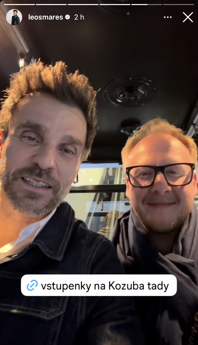 FOTO: Leoš Mareš a Štěpán Kozub si pro cestu do rádia Evropa 2 vybírají vskutku netradiční způsoby dopravy. Tentokrát se totiž svezli lanovkou. – stránka 10