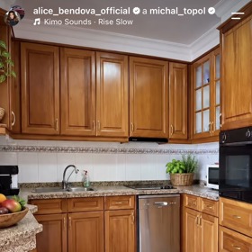 Apartmán má dvě ložnice a dvě koupelny, velký obývací pokoj s kuchyní, komoru a terasu.