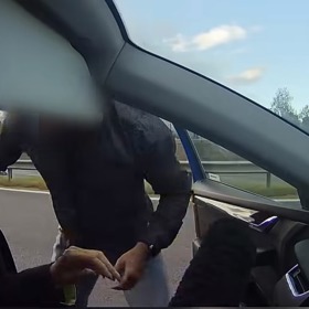 Děsivý incident prožila mladá maminka na dálnici D6.