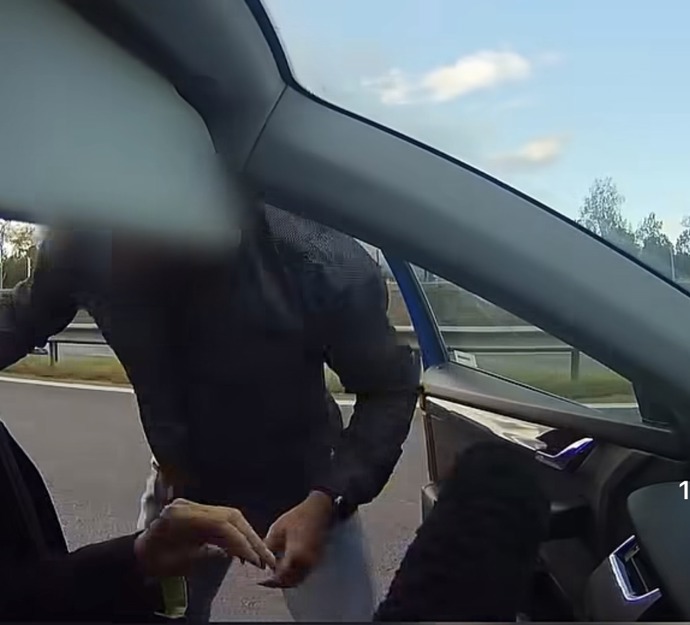 FOTO: Děsivý incident prožila mladá maminka na dálnici D6. – stránka 5