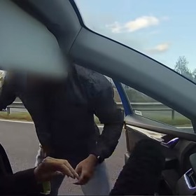 Agresivní řidič napadl ženu na dálnici D6.