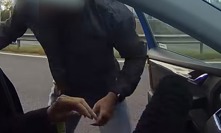 Agresivní řidič napadl ženu na dálnici D6.