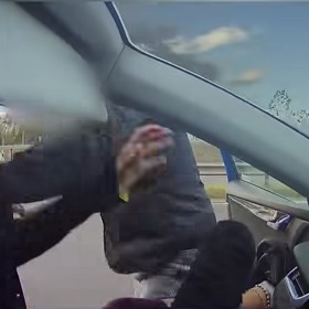 Agresivní řidič napadl mladou ženu na dálnici D6. Celý incident natáčela její osmiletá dcera.