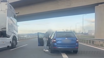 FOTO: Agresivní řidič napadl mladou ženu jen proto, že dodržovala dopravní omezení.