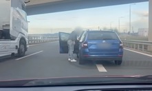 Agresivní řidič napadl mladou ženu jen proto, že dodržovala dopravní omezení.