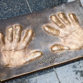 Na hrobě Karla Gotta se u příležitosti 7. výročí jeho úmrtí objevily otisky legendárního zpěváka.