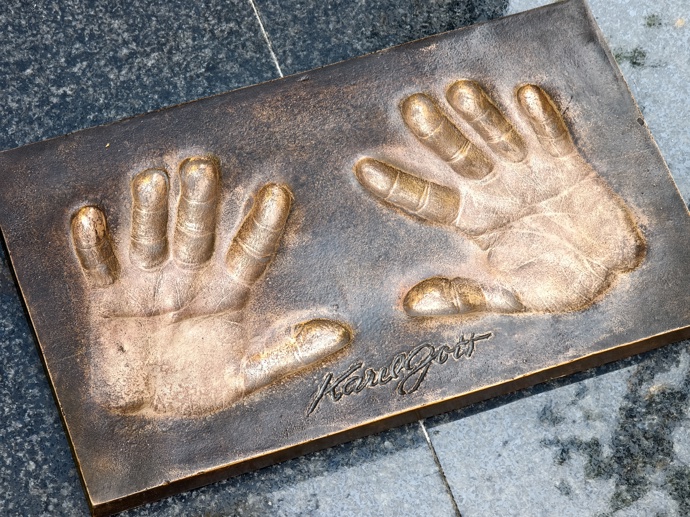 FOTO: Na hrobě Karla Gotta se u příležitosti 7. výročí jeho úmrtí objevily otisky legendárního zpěváka. – stránka 25