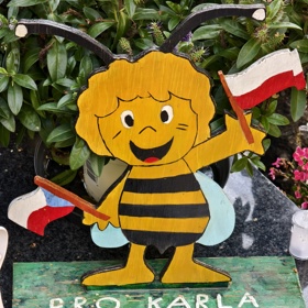Hrob Karla Gotta zdobí i legendární včelka Mája.