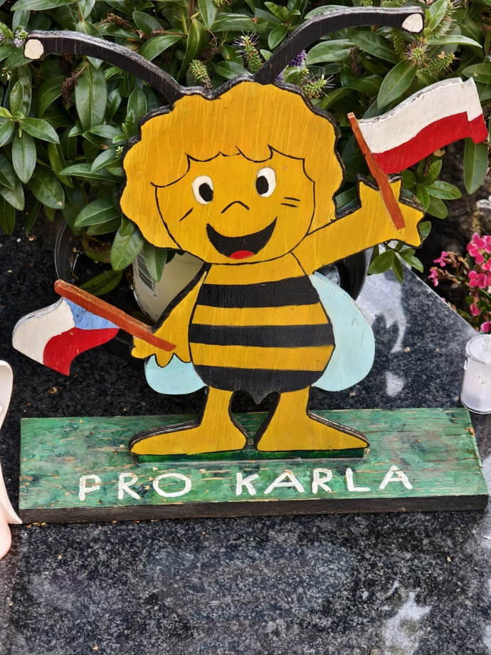 FOTO: Hrob Karla Gotta zdobí i legendární včelka Mája. – stránka 23
