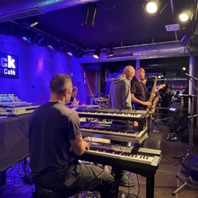 Laco Déczi vystoupil se svou kapelou v pražském Jazz Docku.