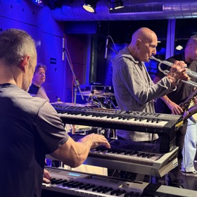 Jakmile vzal Déczi do ruky trumpetu, zdravotní trápení na něm nebylo znát.